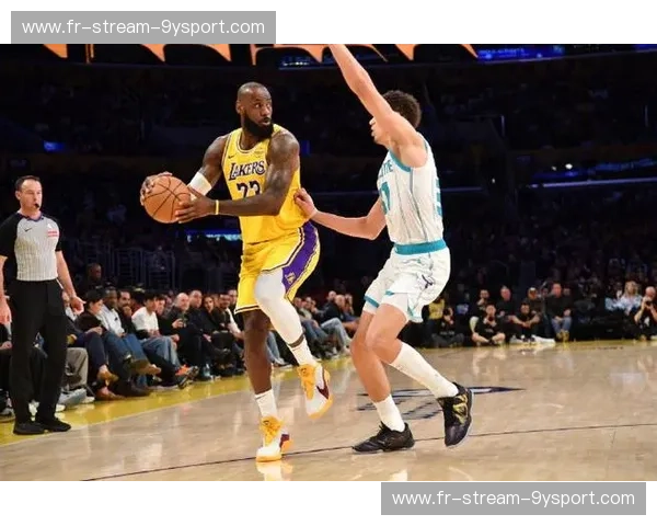 紫金荣耀与青蜂侠的缠斗：深度复盘黄蜂vs湖人录像中的热血瞬间